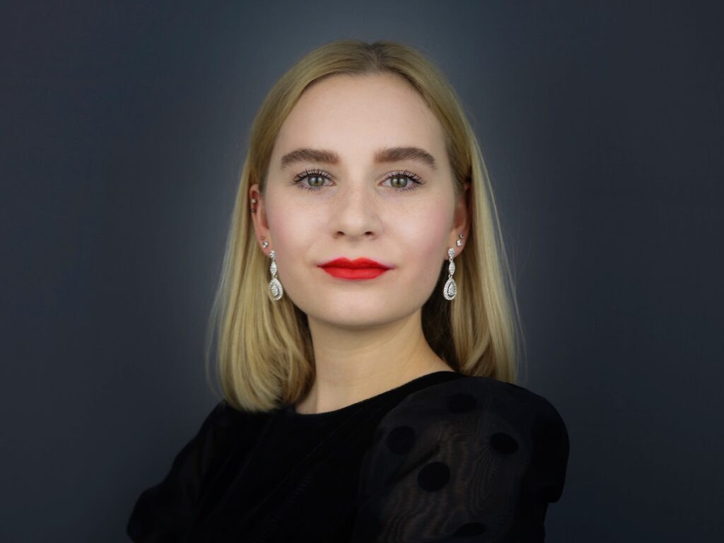 19-year-old Founder & CEO Ella Greenwood womenontopp.com women on topp